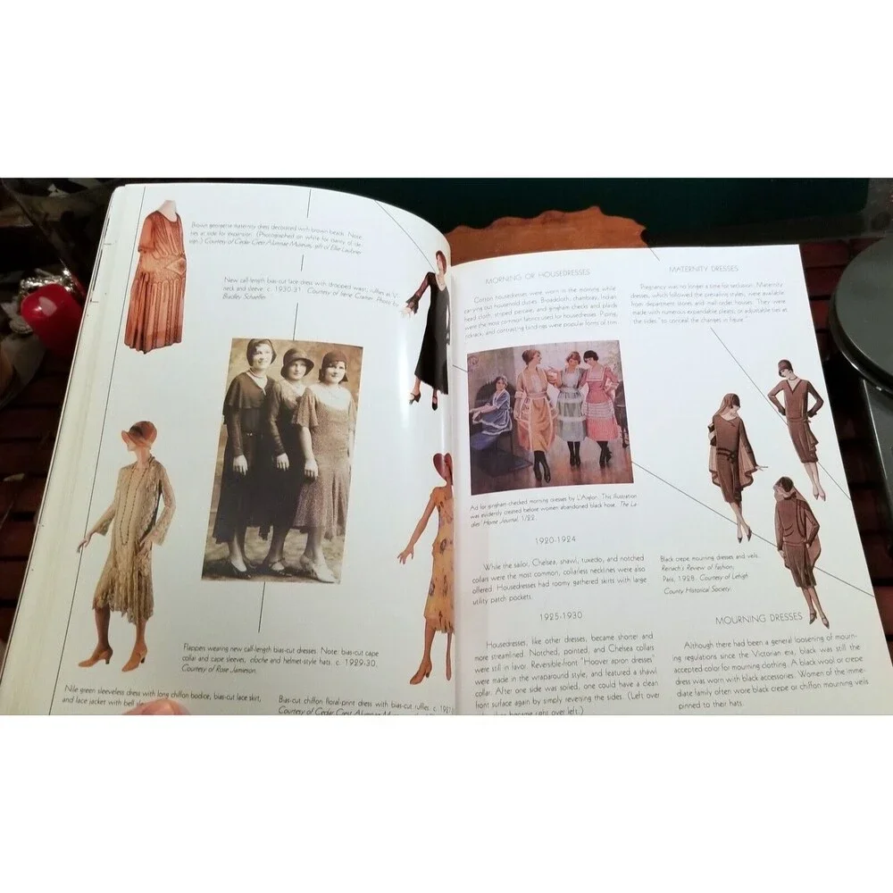 Fashions of the Roaring '20s by Ellie Laubner 1997 Paperback
